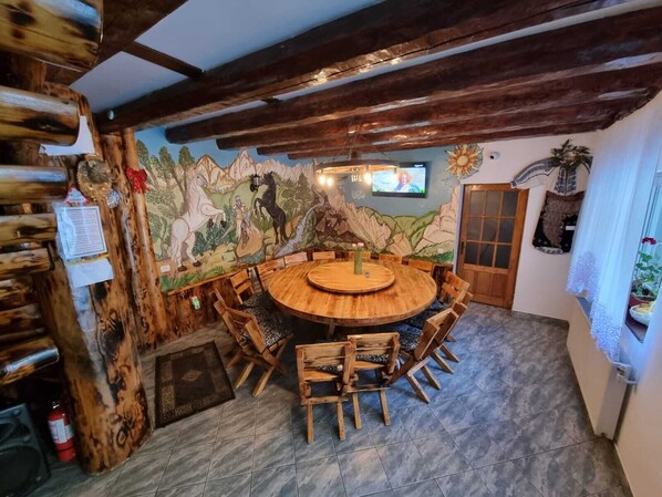 Dining - Delightful 6-bedroom chalet in Dâmbovicioara perfect for group getaways (Brașov)