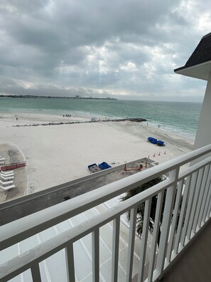 Property grounds - Cozy beachfront 2-bedroom condo in tranquil Sarasota with AC and laundry in unit (Sarasota)