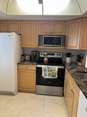 ثلاجة، ميكروويف، فرن، موقد طهي مسطح