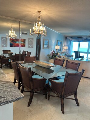 Dining - Cozy beachfront 2-bedroom condo in tranquil Sarasota with AC and laundry in unit (Sarasota)