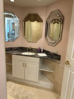 Hair dryer, towels, soap, toilet paper - Cozy beachfront 2-bedroom condo in tranquil Sarasota with AC and laundry in unit (Sarasota)