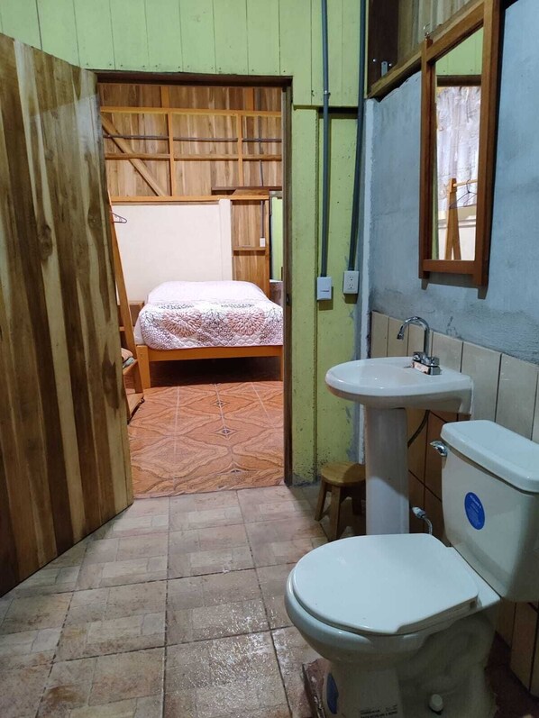 Silitysrauta/-lauta, Wi-Fi, vuodevaatteet