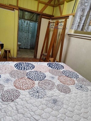 Planxa i posts de planxar, wifi i roba de llit 