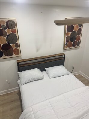 Bureau, fer et planche à repasser, Wi-Fi gratuit, draps fournis