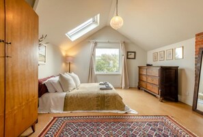 3 chambres, bureau, fer et planche à repasser, lit de bébé portatif