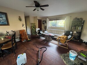 Living area - Delightful 2-bedroom house in Sebastopol. 5 Acre Horseranch. (Sebastopol)