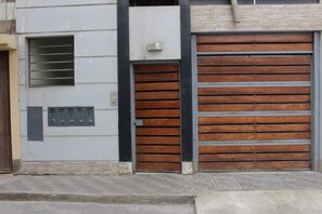 Exterior detail - New apartment with free parking (Santiago de Surco)