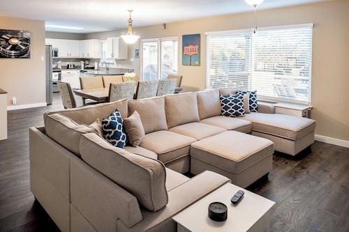 Beautiful 4-bedroom house with pool and a game room welcoming Hutto