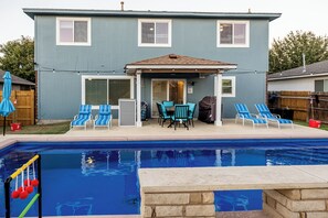 Outdoor pool - Beautiful 4-bedroom house with pool and a game room welcoming Hutto (Hutto)