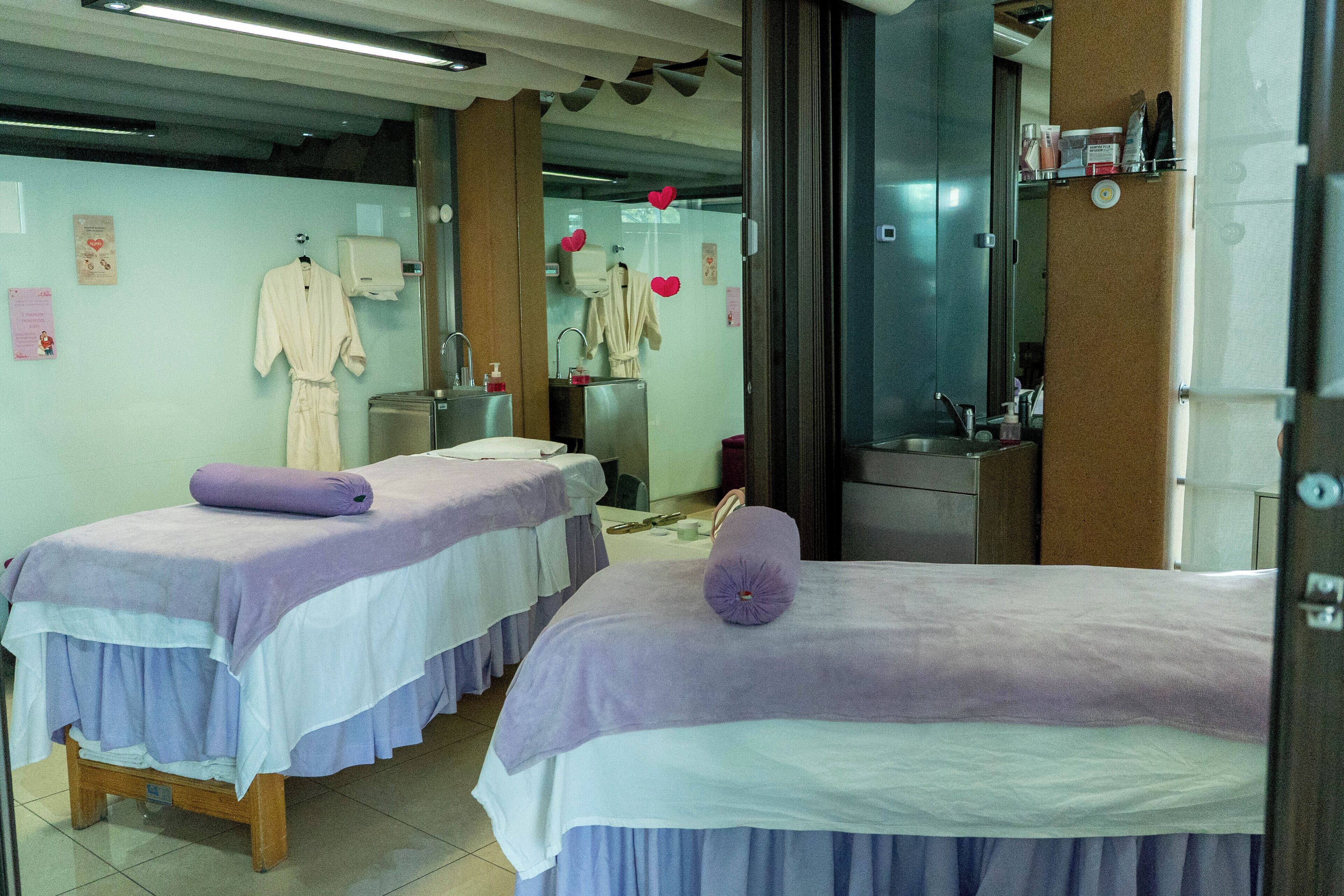 Habitación de lujo, vista a la ciudad | Área de sala de estar | Televisión y impresora 