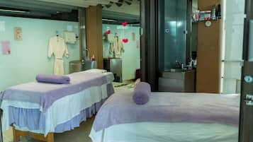 Habitación de lujo, vista a la ciudad | Área de sala de estar | Televisión y impresora