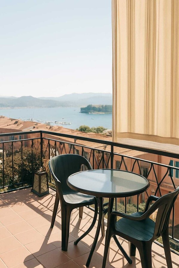 Outdoor dining - SeafrontApartment with Terrace&BayView Near 5Terre and Portovenere. Pet-Friendly (Le Grazie)
