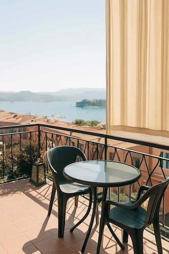 SeafrontApartment with Terrace&BayView Near 5Terre and Portovenere. Pet-Friendly