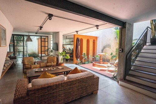 w* | Bright Colonial 5BR House with Balcony
