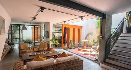 w* | Bright Colonial 5BR House with Balcony