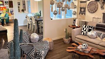 Smart-TV, Kamin, Bücher, Musikbibliothek