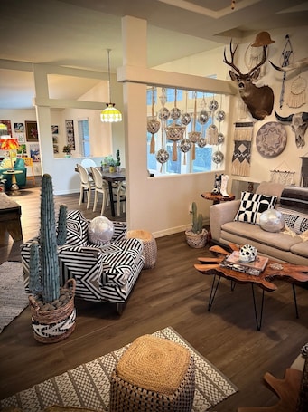 Smart TV, fireplace, books, music library. Desert Oasis Pool Fire Pit 1hr Death Valley& Vegas