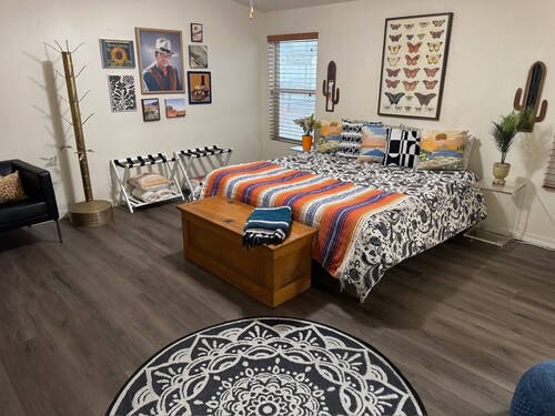 Maximalist Dream: Pool, Hot Tub, Fire Pit, 4BR/2BA