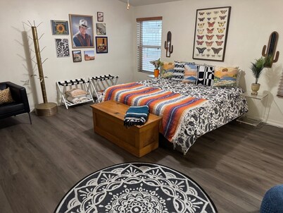 Maximalist Dream: Pool, Hot Tub, Fire Pit, 4BR/2BA