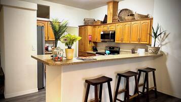 Mikrobølgeovn, ovn, kokeplater og oppvaskmaskin