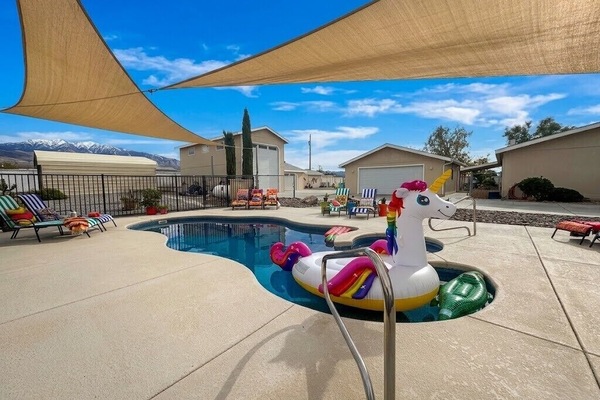 Beautiful mountain views from the pool & hot tub
