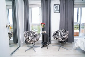 Interior - Milton Keynes 5 large bedroom 11 guests contractors family holiday relocation (Milton Keynes)