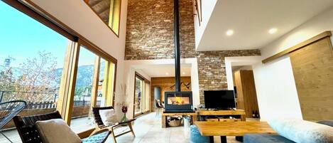 Fernseher, Kamin, Bücher