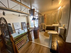 Séchoir à cheveux, serviettes fournies, savon, papier de toilette