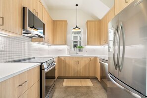 Fridge, microwave, oven, stovetop - Brand New Sellwood/Moreland Contemporary (Portland)