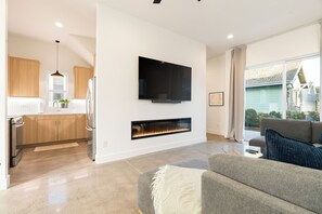 Smart TV, fireplace - Brand New Sellwood/Moreland Contemporary (Portland)