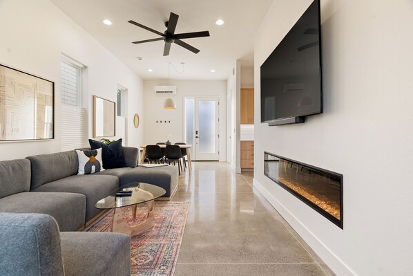 Smart TV, fireplace - Brand New Sellwood/Moreland Contemporary (Portland)