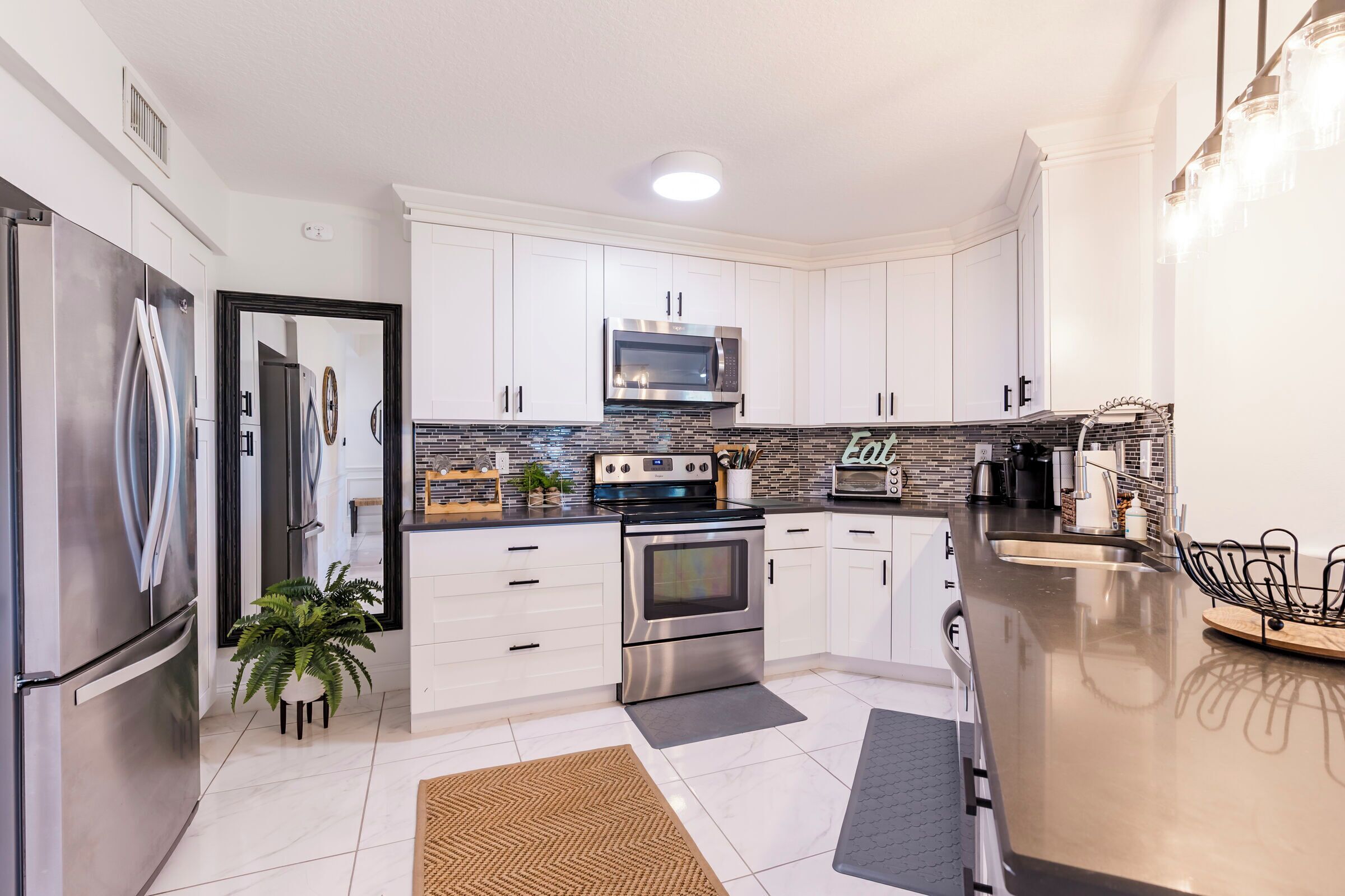 Mikrobølgeovn, ovn, kokeplater og oppvaskmaskin