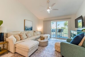 TV, stereo - Island Green | A Cozy Winter Escape by the Beach (St. Petersburg)