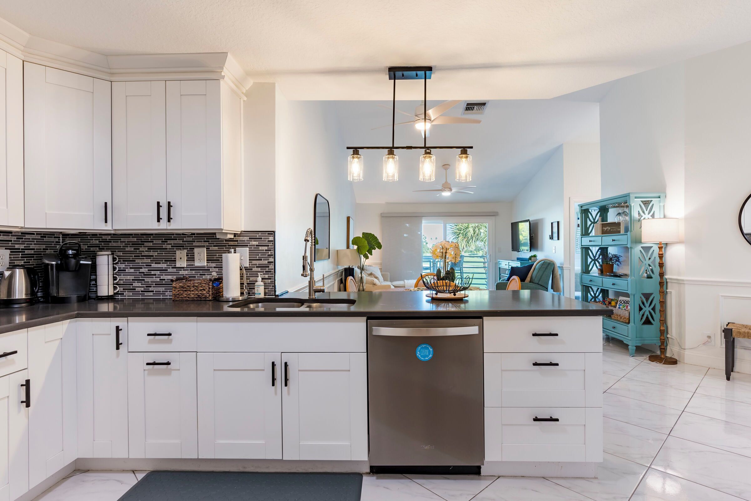 Mikrobølgeovn, ovn, kokeplater og oppvaskmaskin