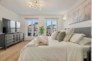 6 bedrooms, desk, iron/ironing board, WiFi - Kensington + Designer Home + City Views + Garage (Calgary)