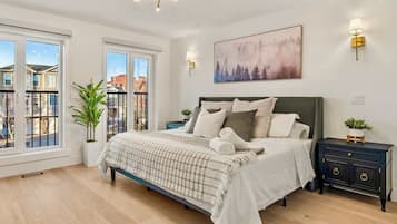 6 bedrooms, desk, iron/ironing board, WiFi