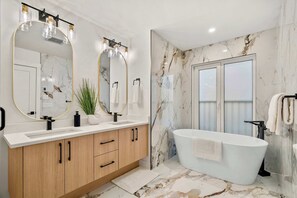 Shower, hair dryer, towels - Kensington + Designer Home  + City Views + Garage (Calgary)