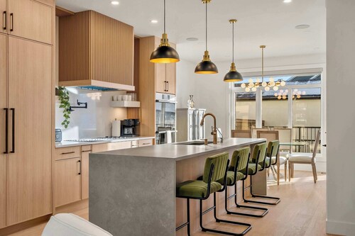 Kensington + Designer Home  + City Views + Garage