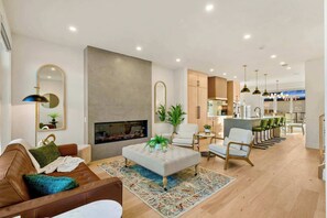 TV, offices - Kensington + Designer Home  + City Views + Garage (Calgary)