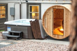 Outdoor spa tub - Secluded! Hot Tub, Sauna, Game Room, Golf, Firepit, Great for groups, Sleeps 20! (Colorado Springs)
