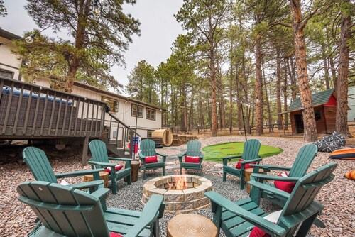 Secluded! Hot Tub, Sauna, Game Room, Golf, Firepit, Great for groups, Sleeps 20!