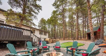 Secluded! Hot Tub, Sauna, Game Room, Golf, Firepit, Great for groups, Sleeps 20!