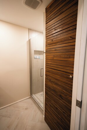 Bruser, håndklæder, Sæbe, Toiletpapir