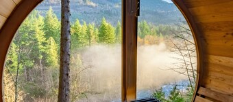 Lux River Mnt. Views! Game Rm. Hot Tub. Fire Pits. Ski Boot Dryers. Bike Shed.