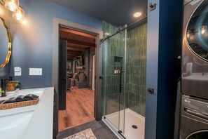 Douche, séchoir à cheveux, serviettes fournies
