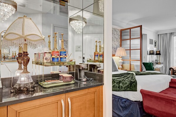 Luksus-studiosuite, tekjøkken, byutsikt | Safe på rommet, blendingsgardiner og strykejern/-brett