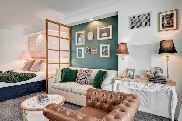 Luxe studio suite, kitchenette, uitzicht op de stad | Woonruimte