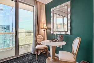 Luxury Studio Suite, Kitchenette, City View | Interior