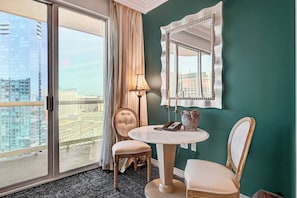 Luxe studio suite, kitchenette, uitzicht op de stad | Interieur