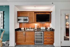 Luxe studio suite, kitchenette, uitzicht op de stad | Privékeuken | Een minikoelkast, een microgolfoven, een kookplaat